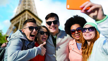 selfi frente a la torre eiffel 