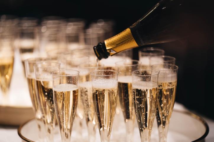champagne sirviendo copas de champagne