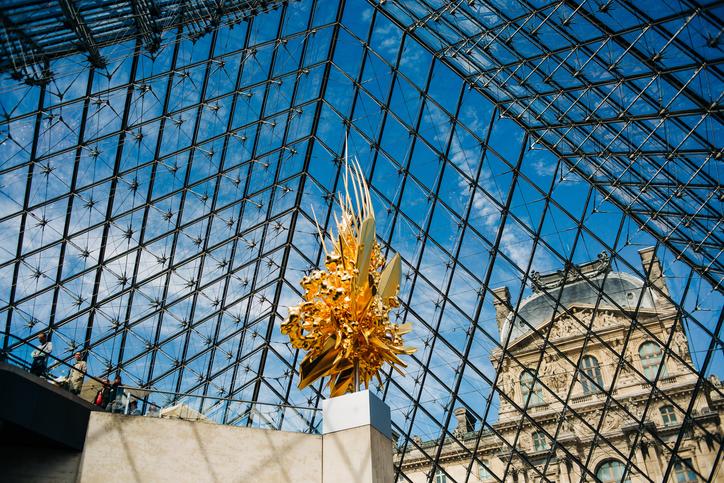 Pirámide del louvre desde abajo